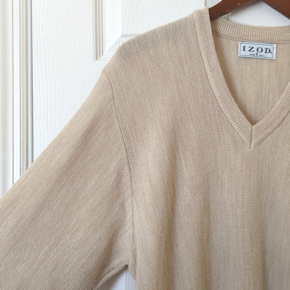Izod 80's Vintage Classic Lightweight Embroidered Crest V-neck Sweater Beige M - Picture 6 of 11